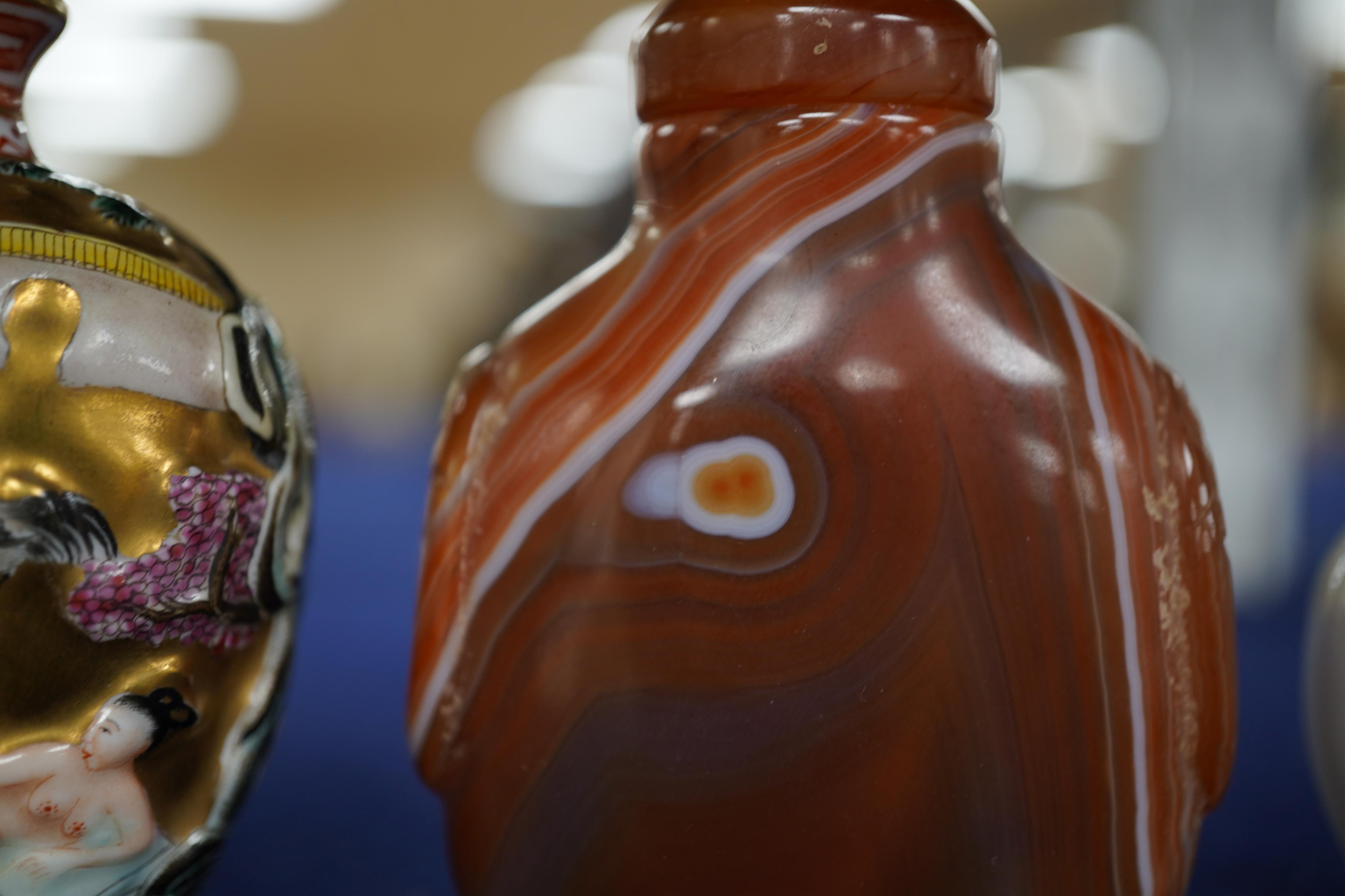 A Chinese erotic subject snuff bottle, a famille rose snuff bottle and a chalcedony snuff bottle (3), tallest 8cm